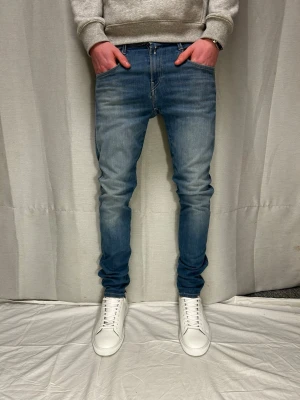 Blåa Replay anbass - Säljer ett par blåa Replay anbass jeans. Storleken är W30 L32. Modellen är 183 o väger 70 kg. Skriv vid minsta fundering. 