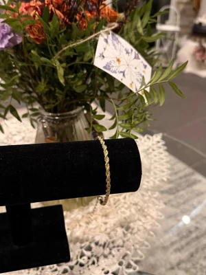 Guld Armband Cordell - Helt ny aldrig använd. Rostfritt ståo. Justerbar.