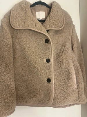 Beige teddyjacka - Jätte mysig teddy jacka som använts få gånger 💕Från HM i strl XS men säljs inte längre.