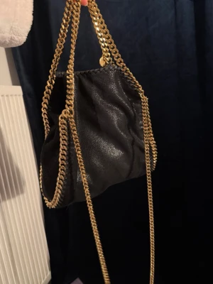 Stella McCartney väska  - Falabella Mini Tote Bag  Helt oanvänd med stilren guldkedja