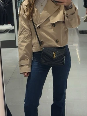 Kort beige trenchcoat med knappar - Beige trenchcoat som bara är använd 1 gång. Storlek M, men passar xs-s