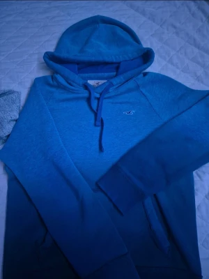 Blå hollister hoodie - Säljer en helt ny Hollister hoodie! Nytvättad och redo! Strl Xs