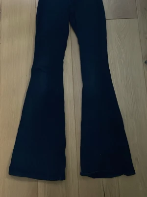 Jeans  - Typ flared jeans, svarta och bekväma 🌸