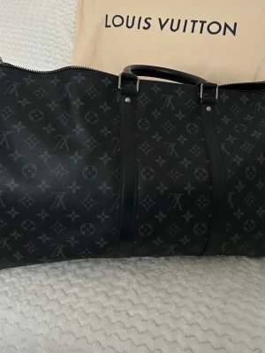 Louis Vuitton svart monogram resväska - M40605 Svart och grå Monogram Väldigt fint skick Dammväska Lås o nyckel Kartong Kvitto, sept 2025 Inga initialer på tag Kan skickas mot ersättning