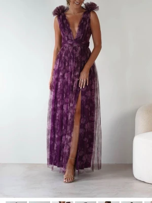 Jättefin långklänning  - Kollar intresset på denna jättefina långklänning, perfekt till balen. Helt ny med alla lapparna kvar på! 