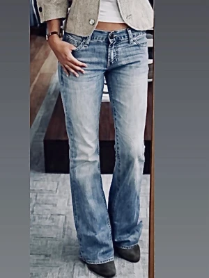 Ljusa lågmidjade  bootcut jeans från Rag & Bone🩵 - Snyggaste ljusa lite destressed jeansen från Rag and Bone!! i riktigt fint skick. 😍🩷 Köpta i New York för ca 800kr  Omsydda så de är ännu mer bootcut se bilden o sitter assnyggt o är perfekt ljusa!!🩵 Perfekta för våren o sommarn🌸(o vintern 😝) Bara en liten fläck (se bild) på låret som inte syns när man har på sig dem som du kan se på bilderna 😇💙 Strl 25/S Midja ca 78 cm  Ben ca 71/72 cm  Jag bär ofta S i jeans och är ca 169 cm 🩷 Högst bud vinner och uppskattar snabb affär 🫶