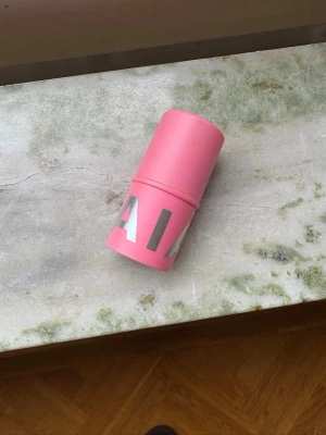 Caia blush stick  - Caia blush stick i färgen cupcake glaze. Sticket är uppskruvat till max, mängd enligt bild  