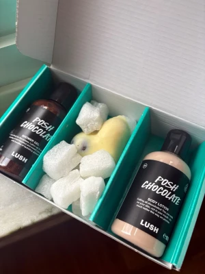 Posh chocolate gift set  - Säljer ett LUSH Posh Chocolate Gift Set med tre lyxiga chokladdofter 🍫💖  Innehåller: 	•	Posh Chocolate Shower Gel – rengör skonsamt med härlig chokladdoft 	•	Posh Chocolate Body Lotion – återfuktar huden med söt, krämig doft 	•	Soft Coeur Massage Bar – lyxig, chokladig massagebar för avkopplande stunder  Perfekt som present eller för dig som vill skämma bort dig själv med gourmand-dofter.