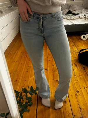 ljusblåa bootcut jeans gina tricot   - säljer då jag har så många ljusa jeans. är en 34 men superstretchigt material, passar mig som är 167cm och har 36 i storlek. tveka inte på att skriva vid frågor💕