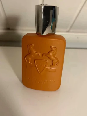 Parfums de Marly Althair  - Unik parfym från Parfums de Marly i en matt orange flaska med två upphöjda hästar och silverfärgat lock. Flaskan har en exklusiv känsla och är tillverkad i frostat glas med tydliga detaljer och logotyp framtill. Möngd enligt bild. Kvitto finns. Skriv vid minsta lilla fundering🙌