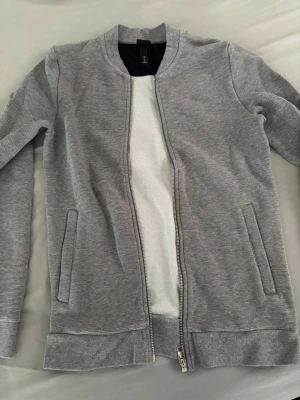 Grå ziptröja från H&M - Grå zip köpt på H&M stl xs aldrig använd och är nog inte tvättad heller. 