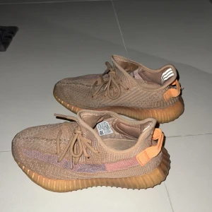 Yeezys clay  - äkta yeezys i storlek 36 använda ungefär 5 gånger köptes för 8000 säljer för 500