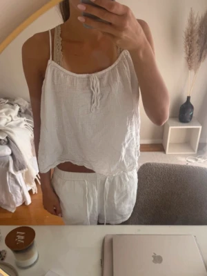 Vitt loungewear-set i bomull - Säljer set! Toppen i strl L men passar S (justerbara band), shortsen i S🤍🤍