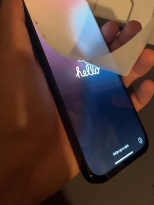 Svart iPhone med box och laddare - iPhone s16 pro max 256 GB‼️😁 Säljer en svart iPhone med stilren design och platt baksida i glas. Telefonen har tre kameror på baksidan och levereras med originalkartong och laddningskabel. Perfekt för dig som vill ha en modern och kraftfull smartphone från Apple.