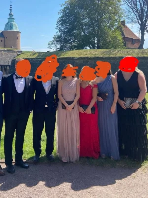 Balklänning - Säljer denna rosa balklänning, som bara är använd en gång vid gymnasie balen. Är liten i storleken, stl 34. På bilderna ser man inte med balklänningen har också en slits vid benet! Säljer också den blåa klänningen i en annan annons här på plick, de är båda samma klänning och samma storlek!