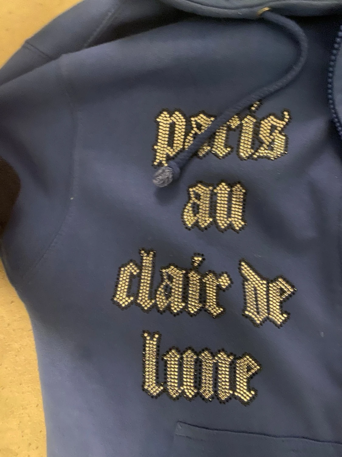 Blå hoodie med Eiffeltornet och text - 3