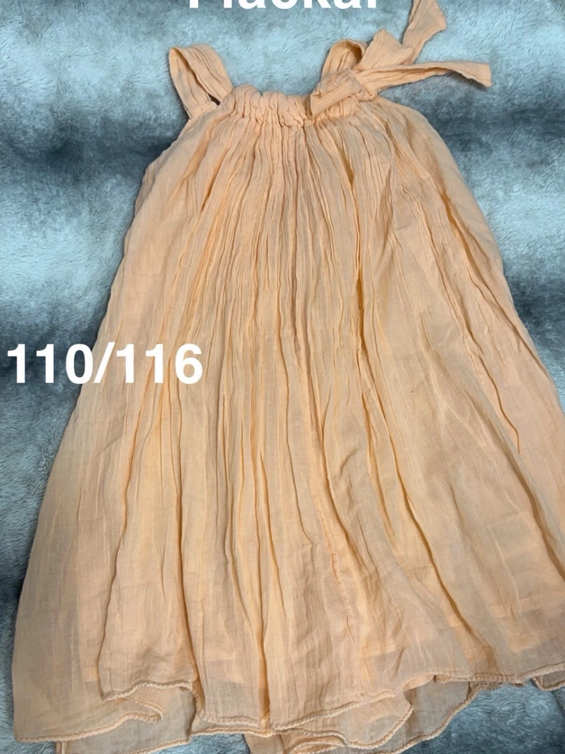 Persikofärgad klänning med knyt