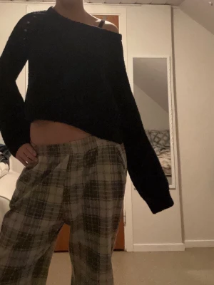 Svart  stickad tröja - Säljer en svart stickad tröja från Pieces med fluffiga armar.Tröjan har en lös passform  Perfekt för dig som gillar en avslappnad och trendig stil. Storlek S men skulle nog säga att den är bättre för XS. Hör av dig vid frågor eller förslag på pris!!❤️