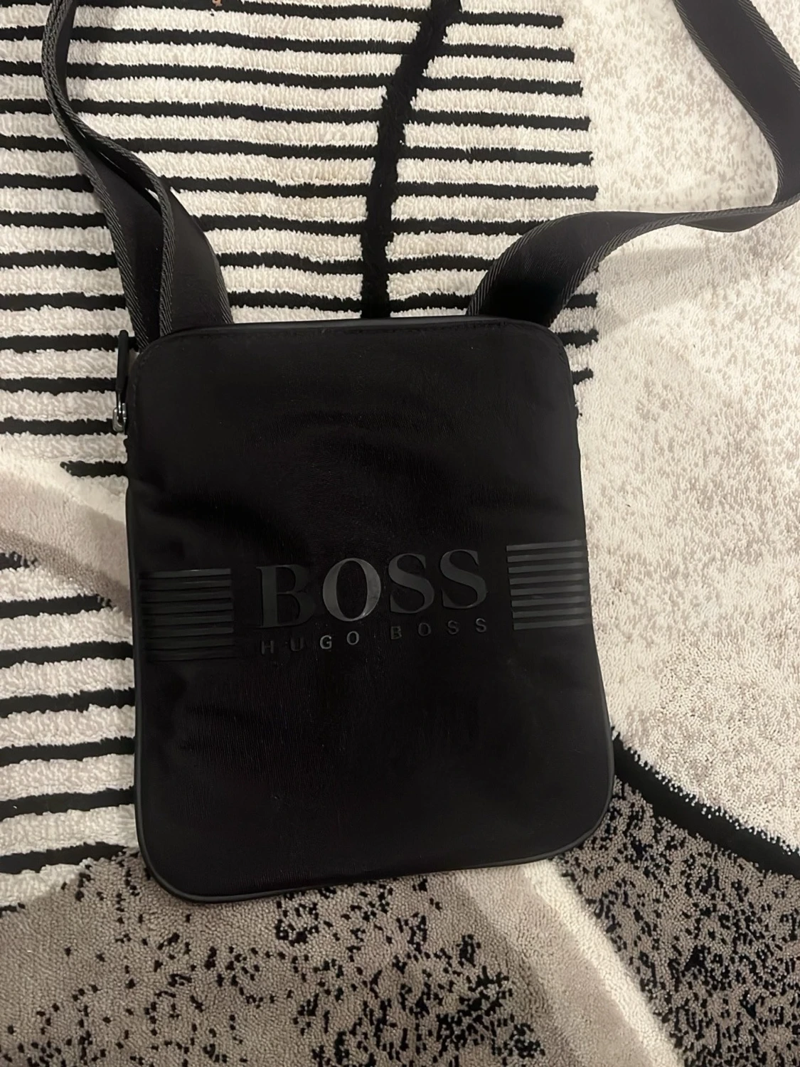 Svart axelväska från Hugo Boss