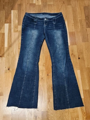 Bootcut jeans - weekday - Ett par lågmidjade bootcut jeans från weekday, storlek W28 L30. Fint skick, stretchiga! Midjemått 37, innerbenslängd 78, midjehöjd 17