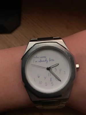 Klocka  - Säljer en klocka med en design där det står ”Who cares i am already late” den funkar perfekt och är gjord av rost fri stål. Priset kan diskuteras 