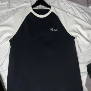 Balmain - Säljer min stiliga balmain t-shirt för billigt pris. Passar för en soft stil eller en skate stil. Den är lite lång vid armarna men passar bra.