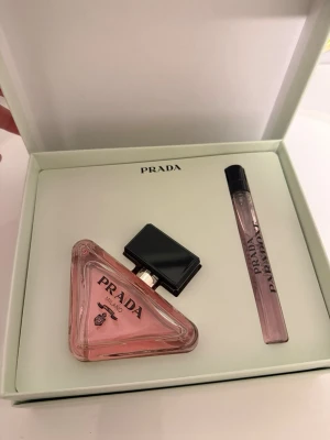 Prada Paradoxe parfymset - Lyxigt parfymset från Prada med doften Paradoxe. Innehåller en trekantig flaska med rosa parfym och svart kork samt en matchande miniflaska. Är helt nytt och oöppnat. Priset kan diskuteras.