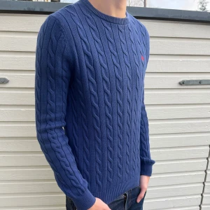 Morris tröja - säljer nu min sjukt snygga morris tröja kabelstickad. Skick 9/10 som ny utan defekter! Nypris ligger runt 2200kr men säljs nu för endast 730kr! Hör gärna av er vid funderingar💭🥰