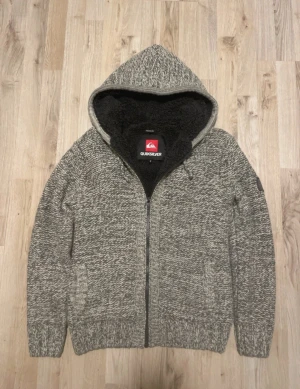 Fodrad stickad cardigan - Otroligt snygg grå fodrad stickad cardigan. Passar perfekt till kallare väder. Priset kan såklart diskuteras!