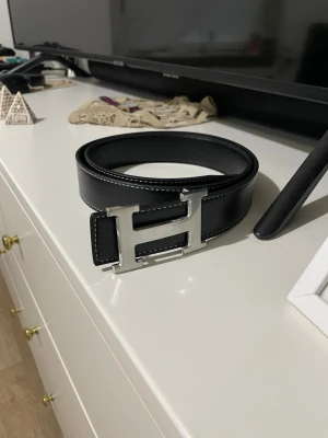 H-Bälte - H-Bälte, Helt ny och har aldrig använts. I storlek 115cm, passar alla outfits. Stilren och är väldigt snygg. Pris kan diskuteras!!
