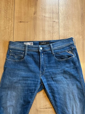 Replay Anbass jeans  - Säljer nu mina snyga replay anbass i blå färg. Modellen på bilden är 186cm lång, väger 70kg och bär storleken 32/34. Jeansen är i 9,5/10 skick och har inga defekter på sig. Tveka inte på att skriva vid minsta fundering. Pris kan gå ner vid snabb affär 🙌🔥⚜️