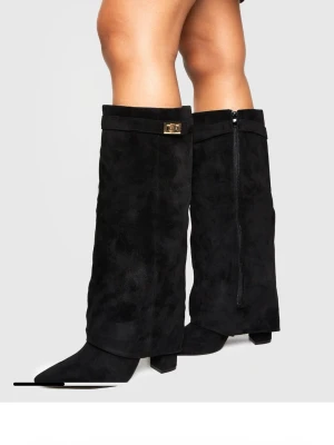 Svarta boots - Fina och trendiga svarta boots, helt nya med prislappen kvar och aldrig använda! Helt slutsålda på hemsidan🩷