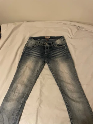 Snygga jeans low waist bootcut - Snygga ljusblå jeans med slitningar och broderade detaljer på bakfickorna. Låga o bootcut✌️
