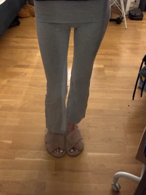 Grå yogapants  - Grå yogapants från ginatricot, användt ett par gånger, säljer för dom är för korta på mig.