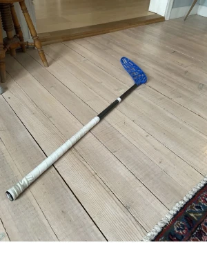 Unihoc innebandyklubba Carbskin - Säljer en Unihoc classic carbskin black edt. Perfekt innebandyklubba för dig som vill ha en lätt premium kolfiberklubba. Klubban släpptes typ i oktober 2025. Klubban är kapad till 86cm hör av er vid frågor eller funderingar pris ej hugget i sten!       Nypris 2100kr mitt pris 500