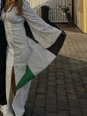 Adoore klänning - Säljer min fina adoore klänning, klänningen har tvättats och är lite skrynklig på bilderna. En knapp har gått av längst nere, men det är inget som syns som ni kan se på bilderna. Den har använts en gång och är köpt för 1700kr 🫶🏼pris kan diskuteras! 