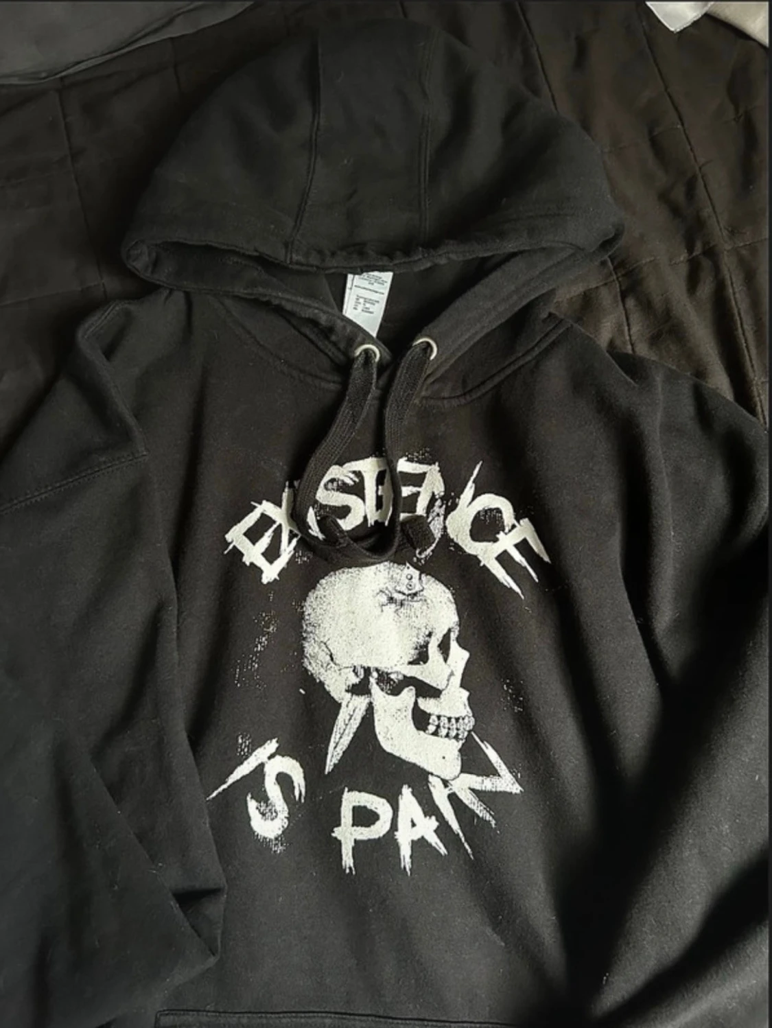 Svart hoodie med dödskalletryck - 1