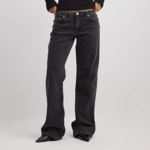 Svarta/gråa jeans - Jättefina jeans från Nakd som är helt nya med lappen kvar! De har en lågmidjad/mid-waist passform och är vida💗 Säljer då de tyvärr var för små för mig och jag glömde returnera. Orginalpris är 700