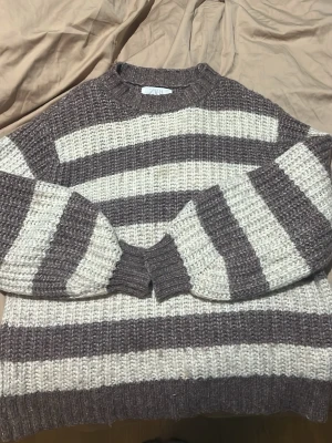 Zara stickad tröja  - Säljer den här fina stickade tröjan, den är från Zara och jag har använt den några gånger. Den är randig med brun och beige färg. 