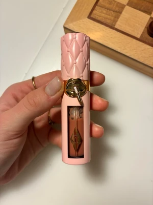 Charlotte Tilbury pillow talk big lip plumpgasm - Lipplumping glans från Charlotte Tilbury. I färgen ”fair-medium”. Lite mindre än en fjärdedel är använd. Säljer pga att den inte används!!