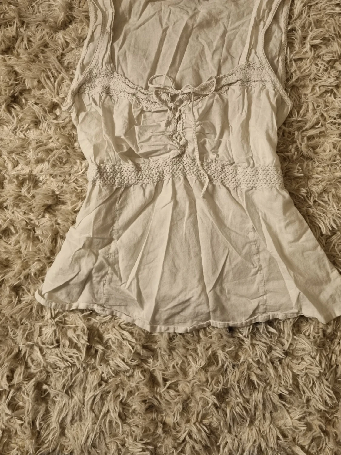 Vit linnetopp med snörning från Lindex