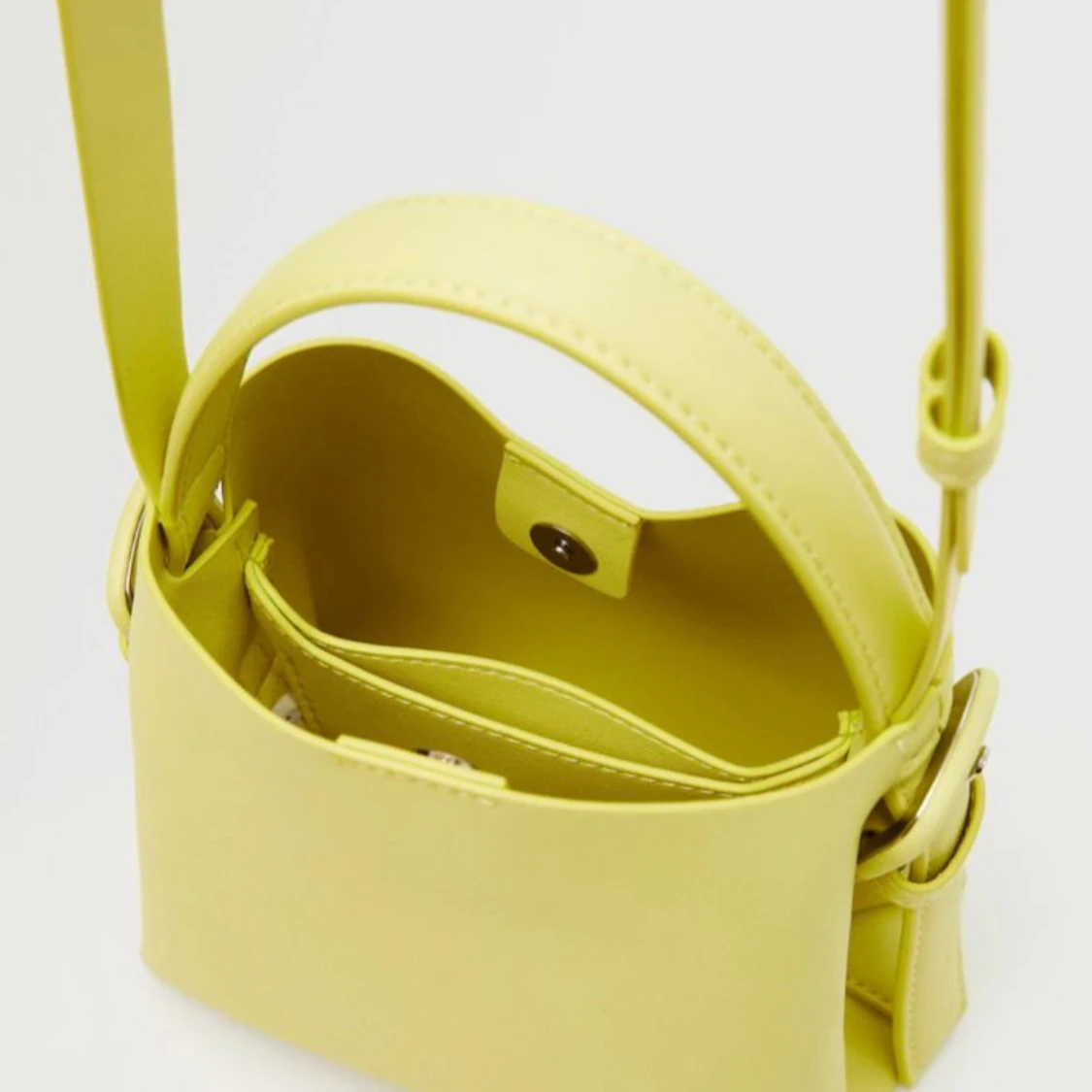 Gul handväska i skinn med axelrem - 1