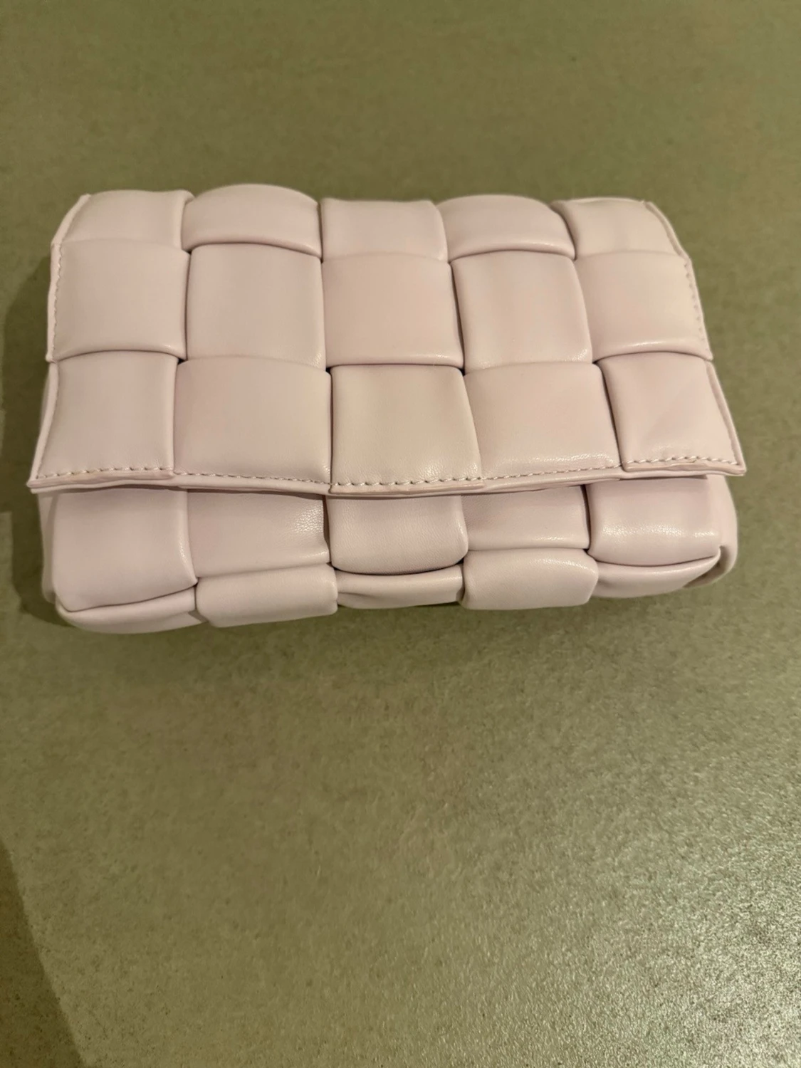 Ljus rosa flätad axelväska i skinn