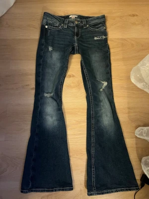 Jeans från Gina Tricot - Säljer dessa mörkblåa jeans med slitningar från Gina Tricot. Endast använda 2 gånger, säljer pga att de är för stora för mig. Storlek S. 💗💗