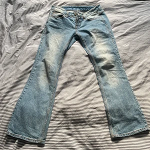 Brandy Melville Lågmidjade jeans - Snygga lågmidjade ljusblå bootcut jeans från Brandy Melville i klassisk denim. Pris kan diskuteras!!