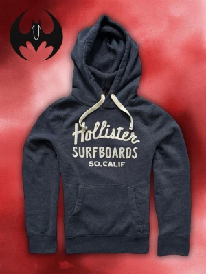 Mörkblå Hollister hoodie - Mörkblå Hollister surfboards hoodie | mycket bra skick | Size M/L | Längd: 67cm Axelbredd: 46 Armlängd: 70cm | Lägg inte bud utan avsikt att köpa! Går ner i pris vid snabbt köp!!