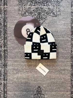 Acne Studios Mössa - Säljer min jätte snygga mössa från Acne Studios, skriv vid frågor, priset är förhandlingsbart och kan skickd direkt efter köpet 😊 Passar både män och kvinnor 😃Acne Studios Acnestudios Acnestudiosmössa Acnestudiosbeanie beanie mössa