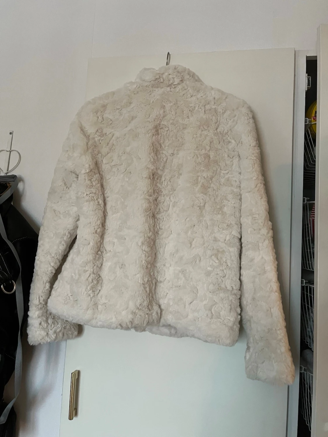 Vit pälsjacka från & Other Stories - 1