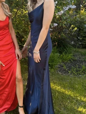 Marinblå balklänning - Superfin balklännig, använd en gång. Från bubbleroom! Nypris 1000.