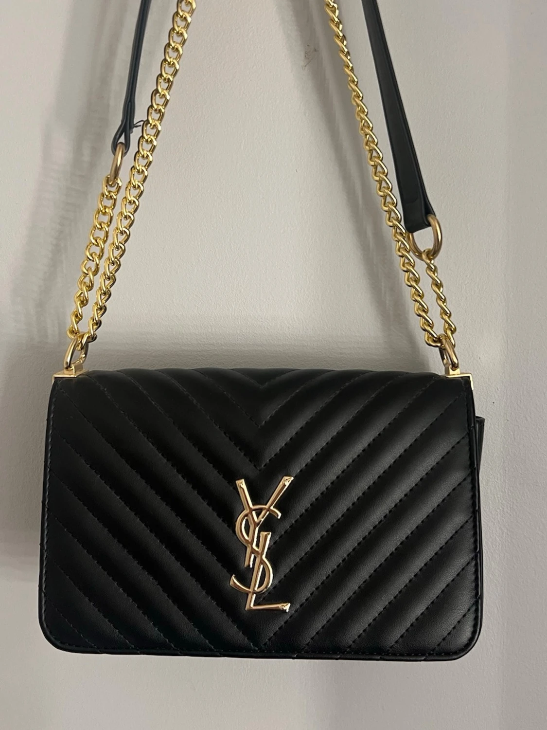 Läder väska med guld detaljer 